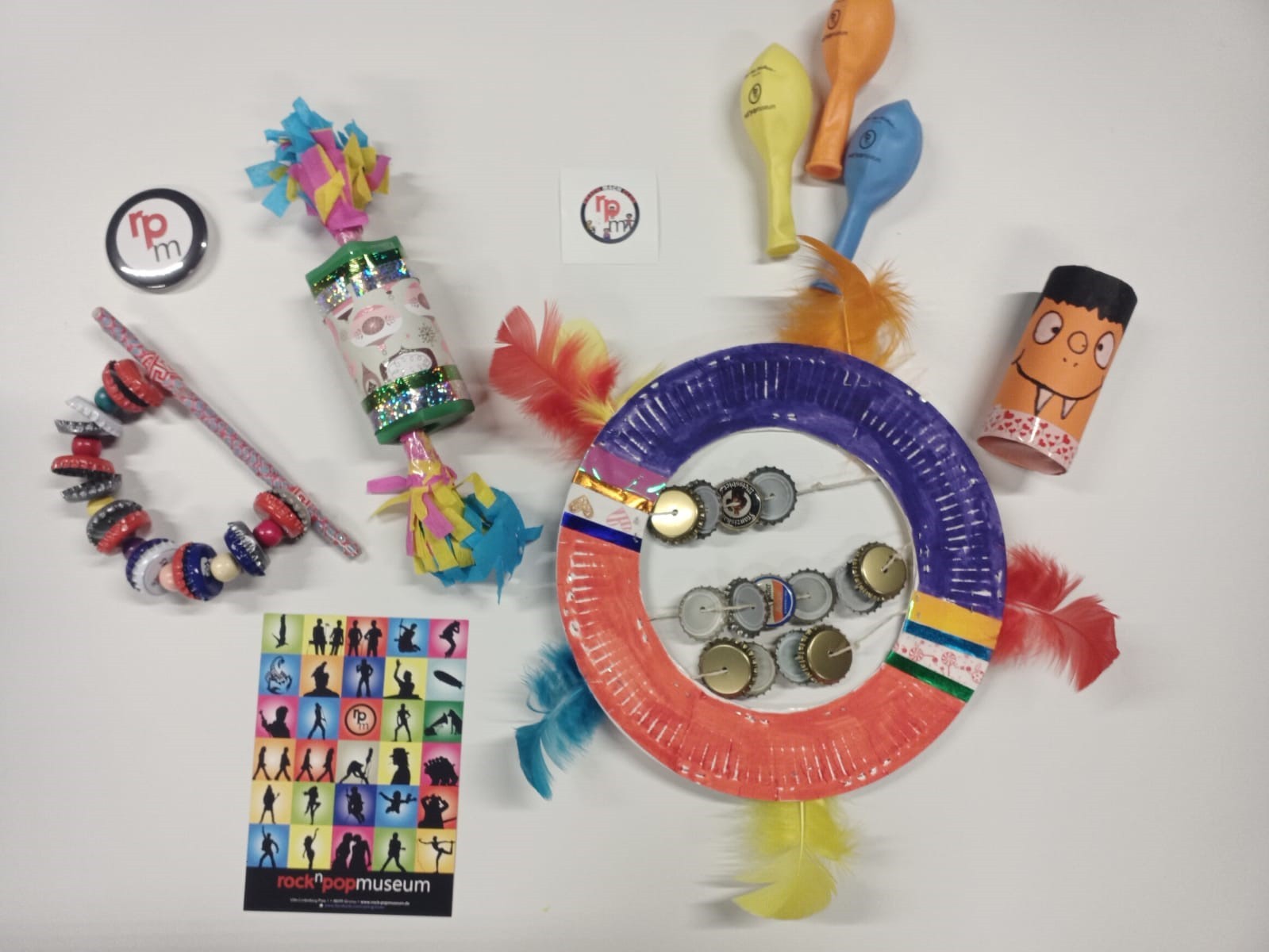 das Bild zeigt Bastelarbeiten aus Filz und anderen Materialien