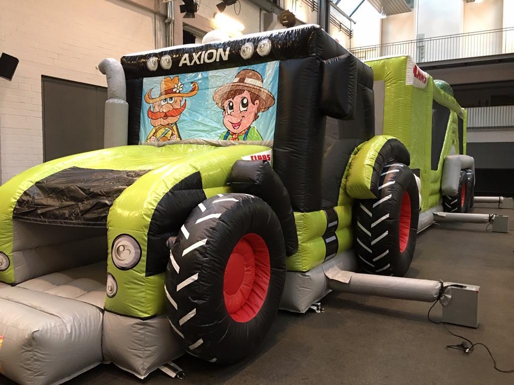 Eine Hüpfburg in Form eines Treckers.