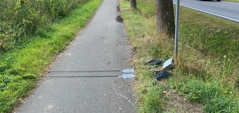 Die Zählschläuche liegen auf dem Radweg.