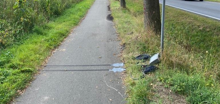 Die Zählschläuche liegen auf dem Radweg.