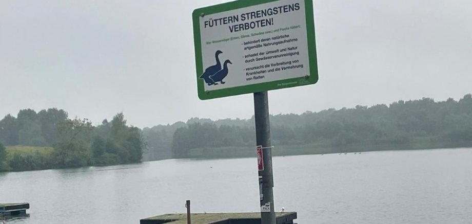 Ein "Füttern strengstens verboten" Schild.