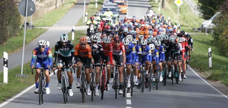 Radfahrer auf der Straße beim Sparkassen Münsterland Giro.