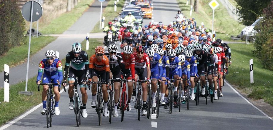 Radfahrer auf der Straße beim Sparkassen Münsterland Giro.