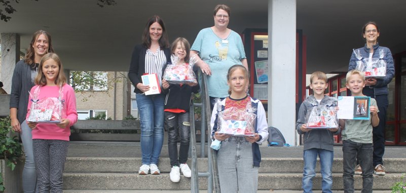 Von links nach rechts: Tanja und Laura Koch, Tim und Karin Niehoff, Franka Schreiber (Stadtbücherei Gronau), Mara Koolwaay, Jonas und Moritz Sahle, Antje Jansen, stellvertretend für Annika Jansen. Es fehlen auf dem Foto: Gabriel und Luka Josefs.