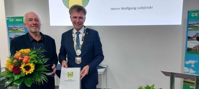 Bürgermeister Rainer Doetkotte (r.) überreichte die Stadtplakette der Stadt Gronau an Wolfgang Lobjinski.
