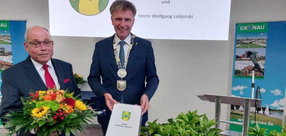 Bürgermeister Rainer Doetkotte (r.) überreichte die Stadtplakette der Stadt Gronau an Werner Hölscher.