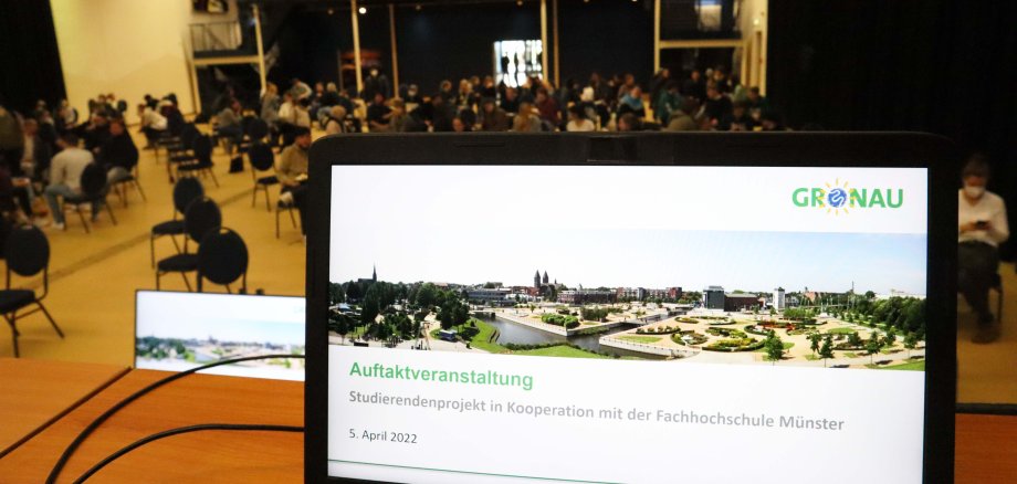 Ein Laptop mit der geöffneten Präsentation zur Auftaktveranstaltung.