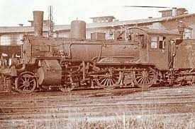 Lokomotivführer Karl Klose vor dem LokschuppenGronau (Westf.) auf einer preußischen P 4.2, 24.1 0.1 91 9.