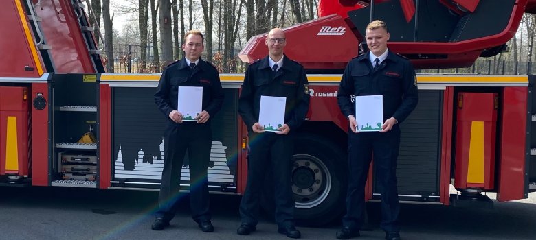 Lukas Kettermann (links) und Lukas Hesping (rechts) erhielten mit Wirkung vom 01.04.2022 die Urkunde in das Beamtenverhältnis auf Lebenszeit. Christian Scheidle (i. d. Mitte) wurde mit Wirkung vom 29.03.2022 in das Beamtenverhältnis auf Lebenszeit ernannt