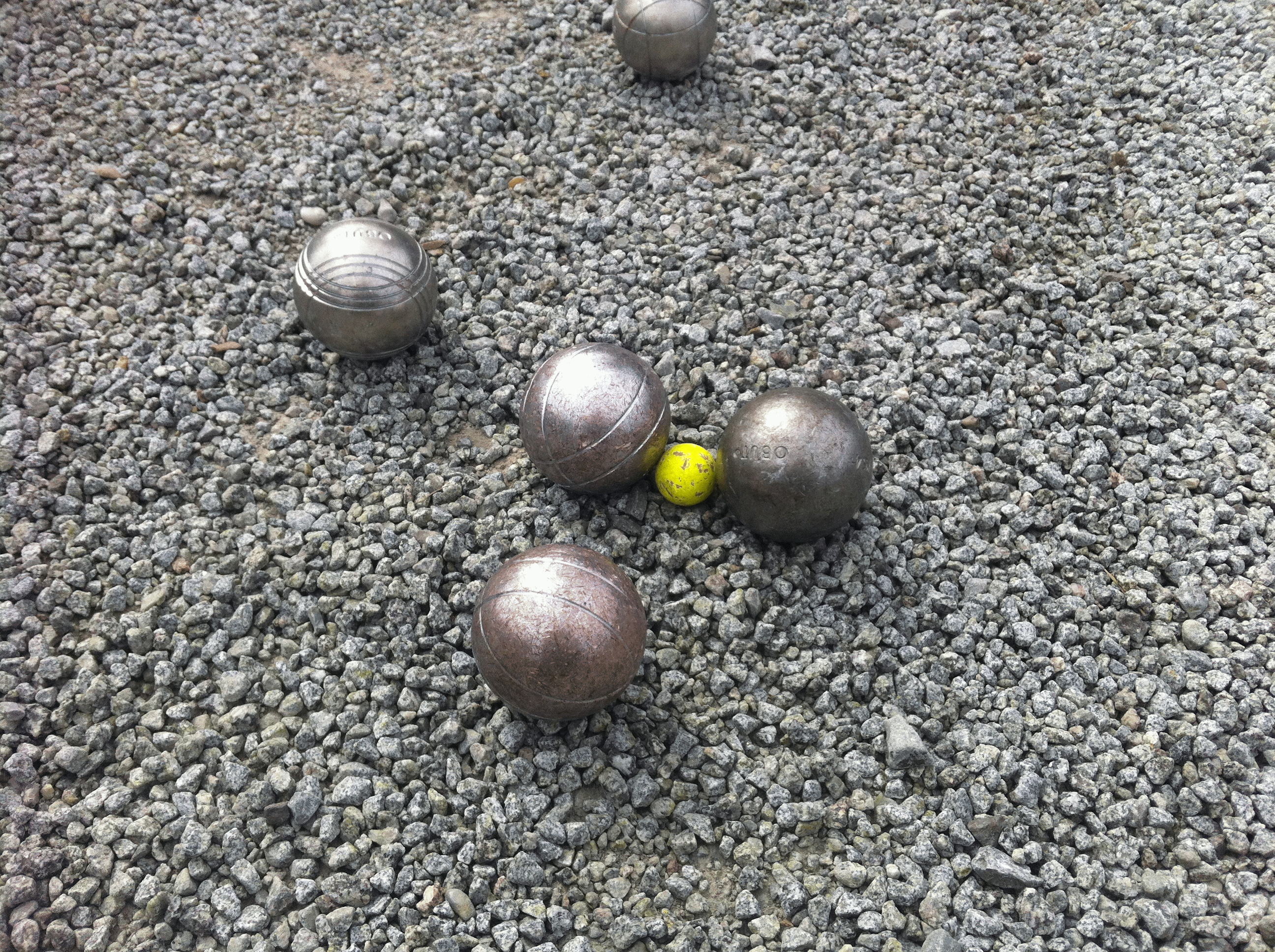 Boulekugeln auf einer Boulebahn