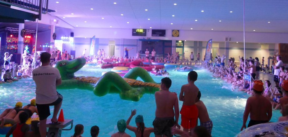 Die Pool-Party im Hallenbad Gronau.