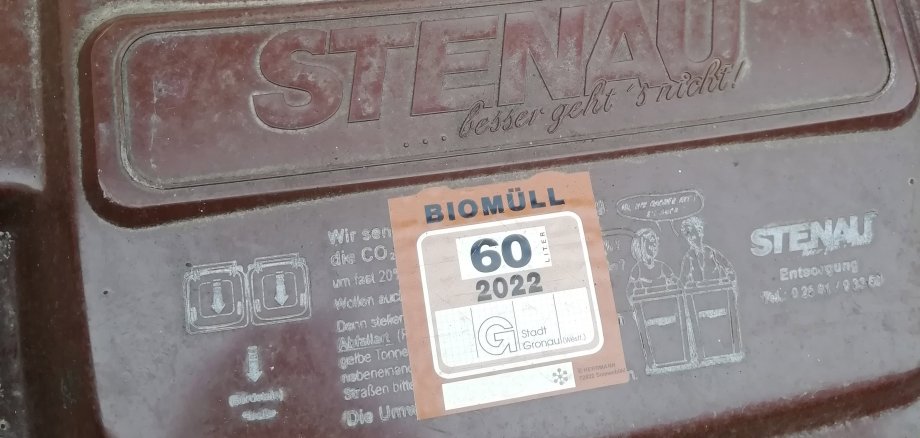 Eine Müllmarke auf einer Biotonne.