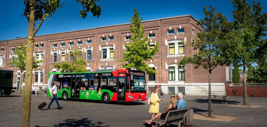 Der Baumwollexpress auf dem Bahnhofsvorplatz