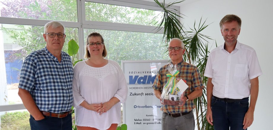 Der Vorstand des VdK Ortsverband Gronau mit Bürgermeister Doetkotte
