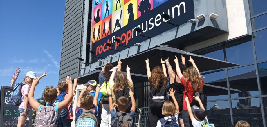 Die Kinder der Ferienaktion der Luise freuen sich auf den Besuch im rock´n´popmuseum.