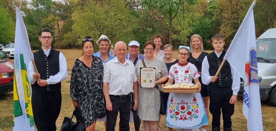 Bürgermeister Siklosi mit der deutschen Delegation und Menschen mit Trachten