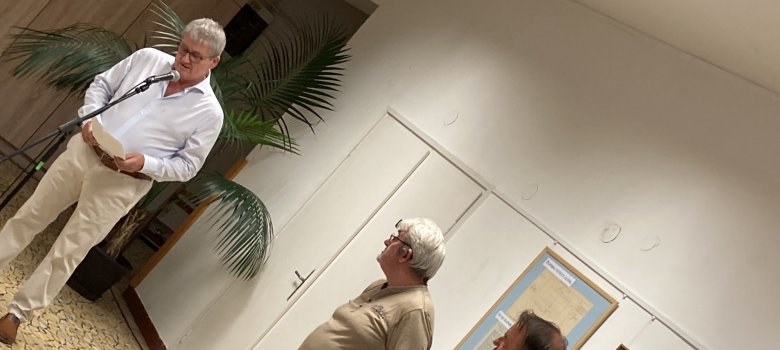 Der Vorsitzende des Tennis-Clubs von Mezöbereny bei der Ansprache - Link öffnet seitenüberlagerndes Dialog-Fenster