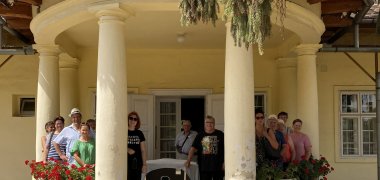 Gruppenbild vor dem Heimatmuseum in Mezöbereny - Link öffnet seitenüberlagerndes Dialog-Fenster