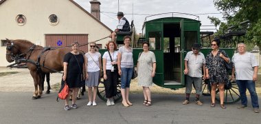 Die städtische Delegation vor einer Pferdekutsche