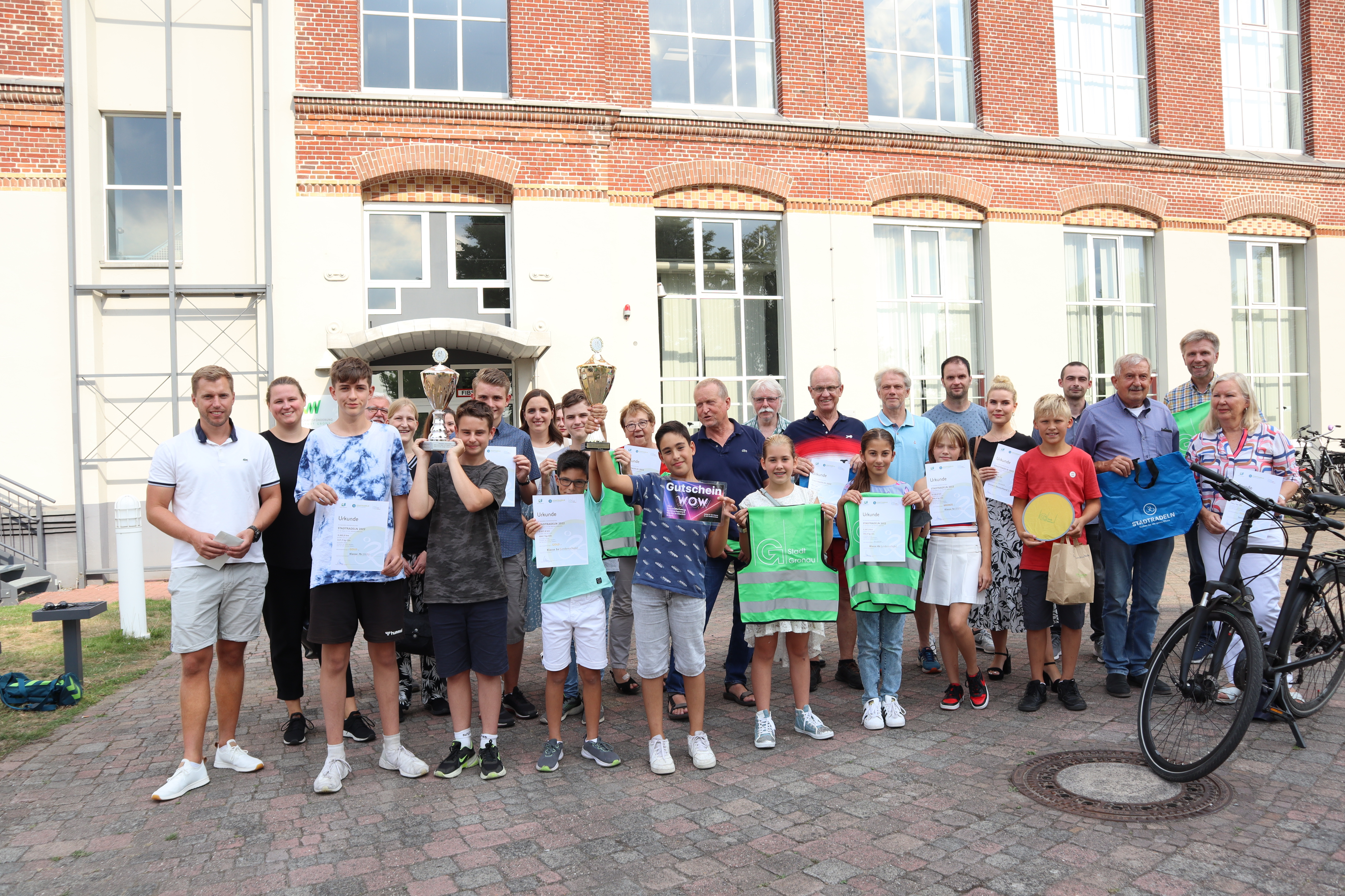 Gruppe von Gewinner:innen vor dem WZG-Gebäude