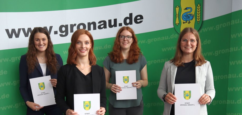 Lea Tillmann, Marlen Lefering, Vanessa Windau und Sophie Merselt mit den Urkunden zur bestandenen Prüfung