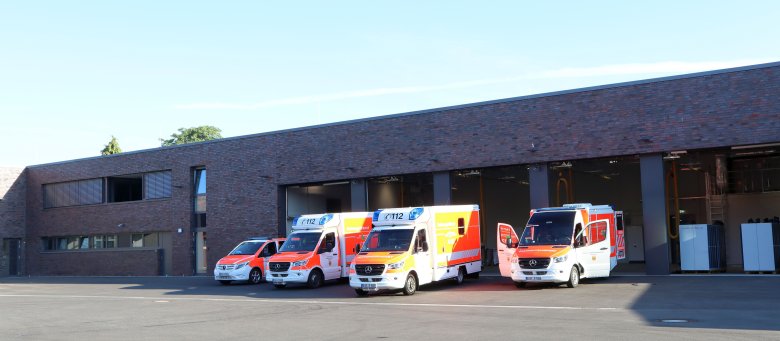 Rettungsdienst-Fahrzeuge vor dem neuen Gebäude der Rettungswache in Gronau