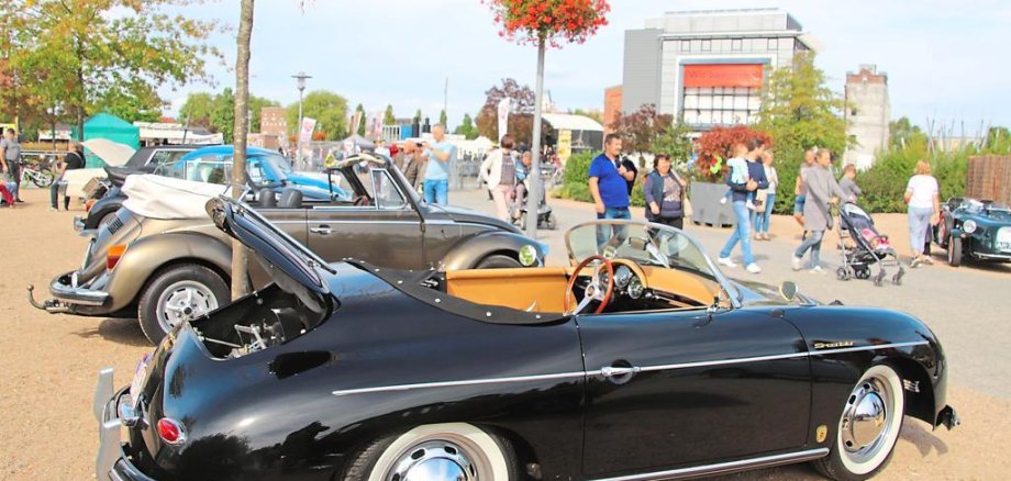 Oldtimer und Besucher:innen auf dem LAGA-Gelände in Gronau.