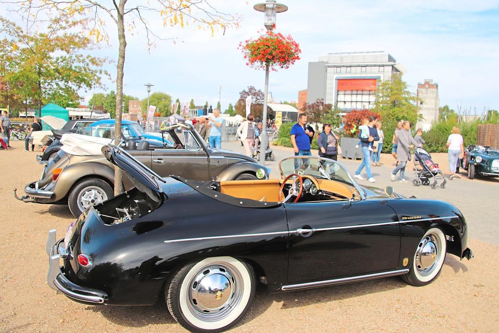 Oldtimer und Besucher:innen auf dem LAGA-Gelände in Gronau.