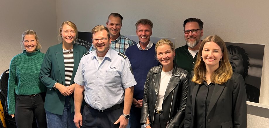 V.l.n.r.: Leonie Breuers und Katharina Terhan (Stadtmarketing Gronau), Ludwig Nacke (Leiter Polizeiwache Gronau), Rainer Hoff (Leiter Ordnungsamt der Stadt Gronau), Rainer Doetkotte (Bürgermeister der Stadt Gronau), Ulrike Damer, Frank Schulte und Hanna Lübbers (alle im Vorstand Cityring Gronau e.V.) 