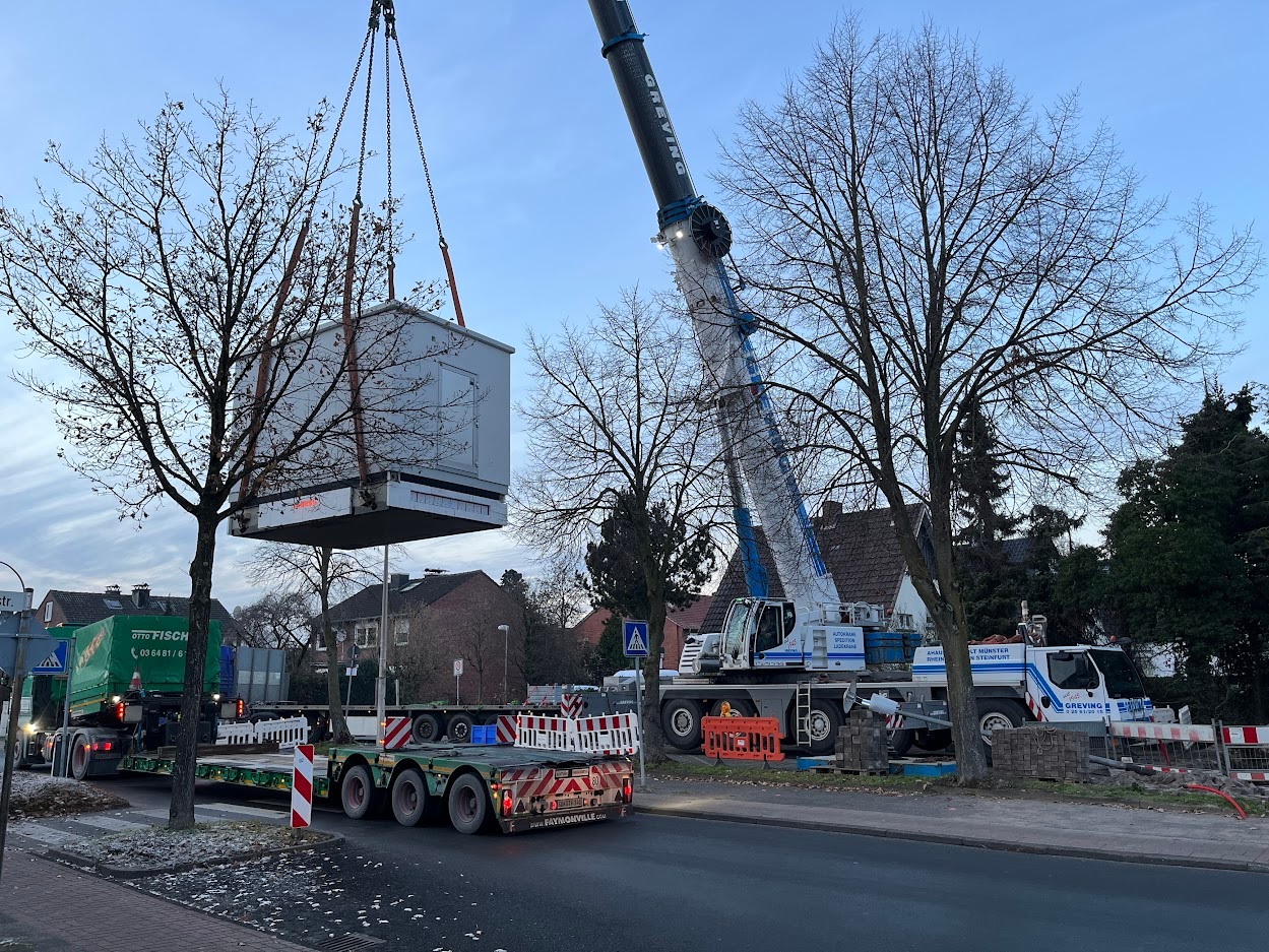 Ein Container hängt an einem Kran.
