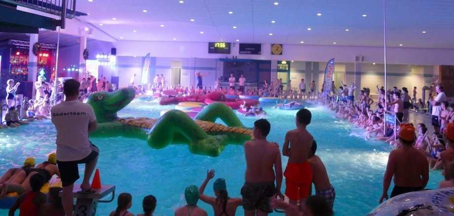 Die ,,School's-Out-Party'' im Hallenbad