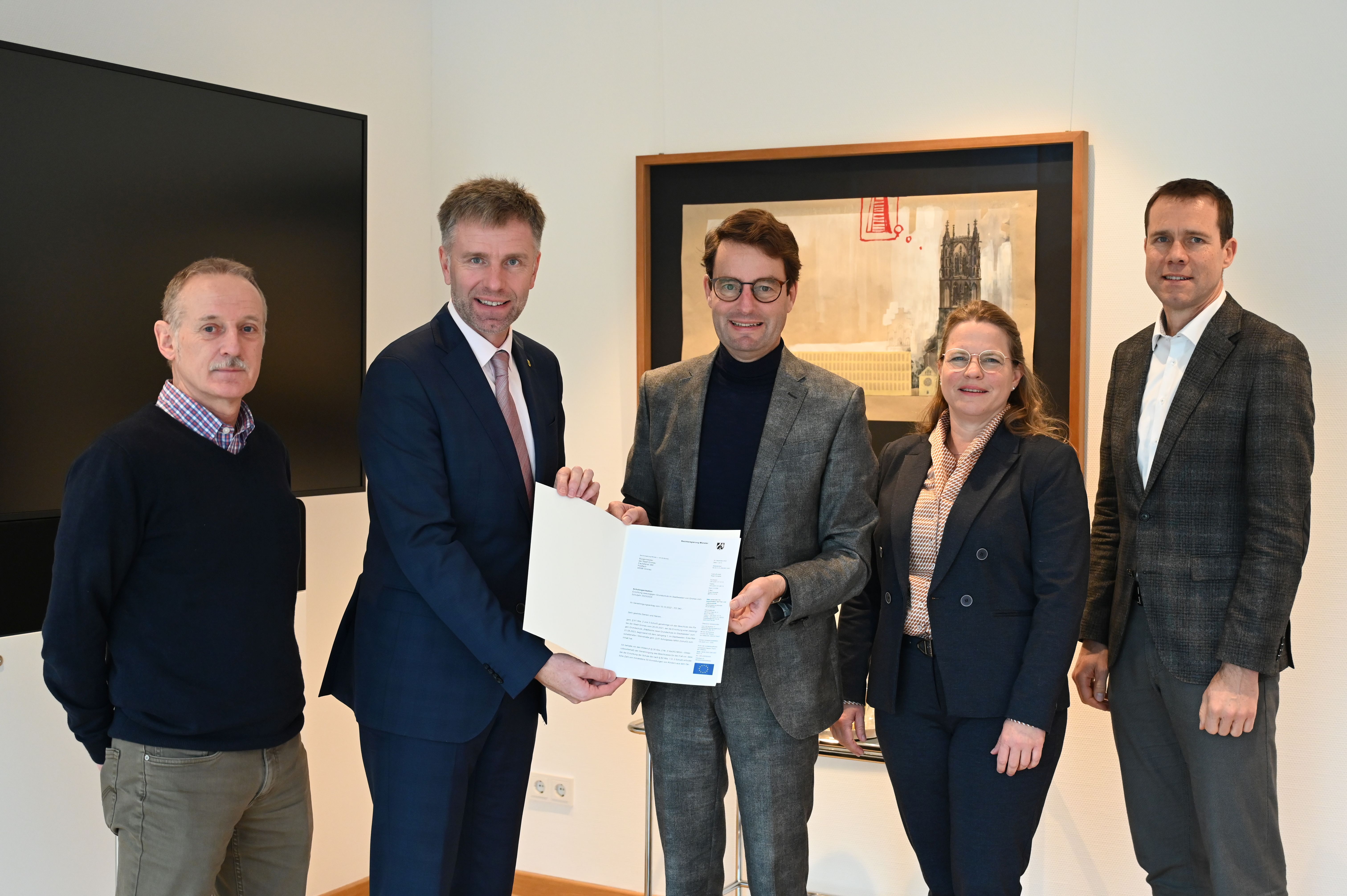 Bürgermeister Rainer Doetkotte mit dem Regierungspräsidenten Andreas Bothe den Genehmigungsbescheid entgegen.