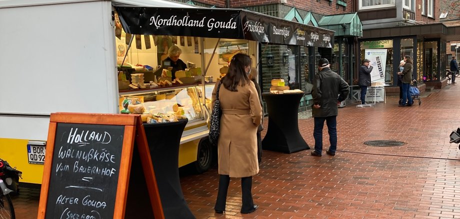 Blick in die Marschstraße auf den Wochenmarkt