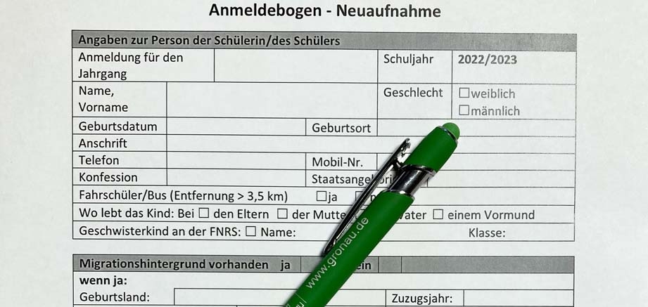 Ein Kugelschreiber liegt auf einem Anmeldebogen. Ein Kugelschreiber liegt auf einem Anmeldebogen.