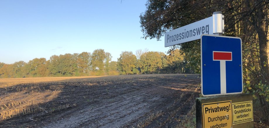 Blick auf das Gelände Markenfort mit Straßenschild "Prozessionsweg"