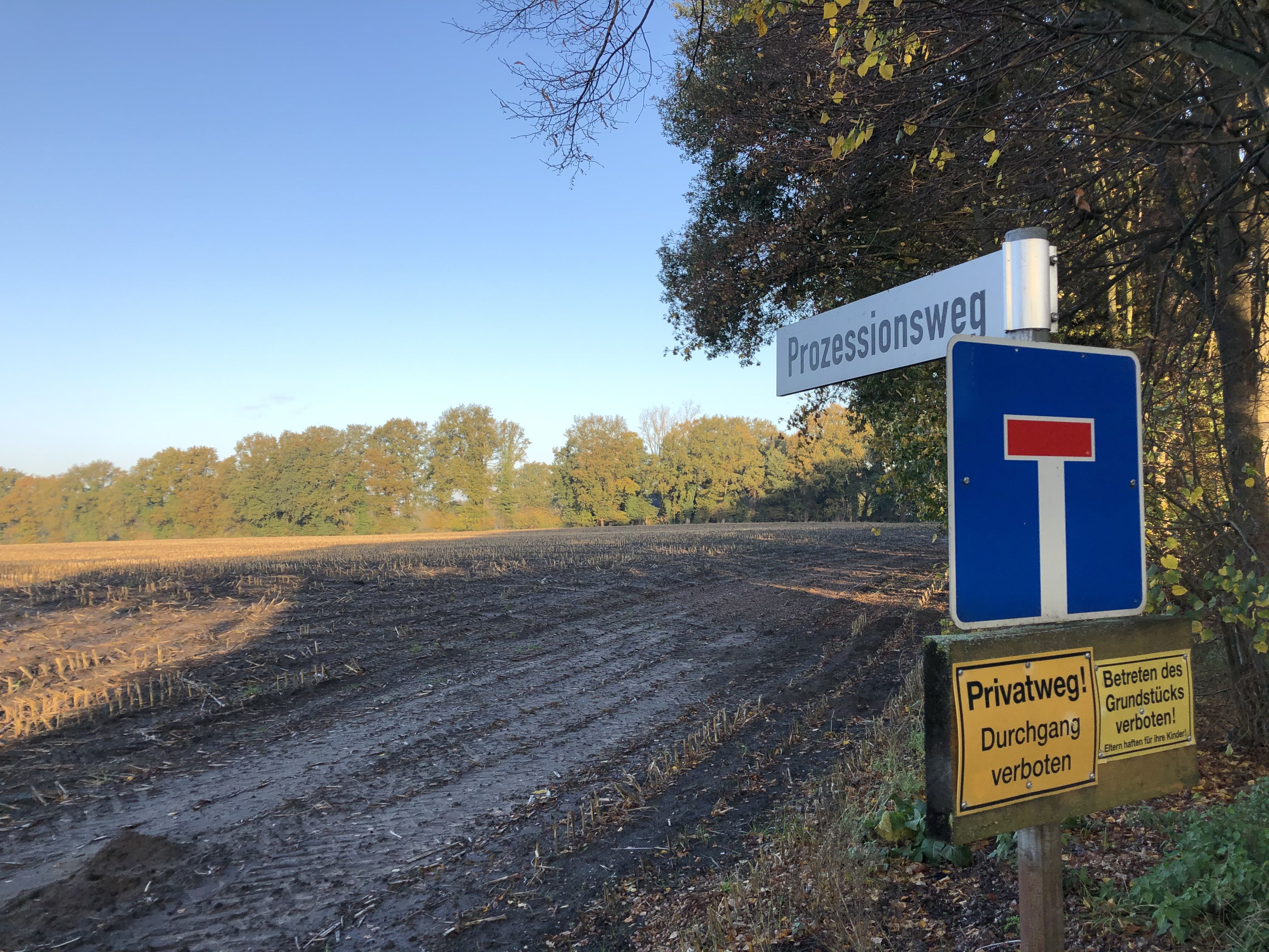 Blick auf das Gelände Markenfort mit Straßenschild "Prozessionsweg"