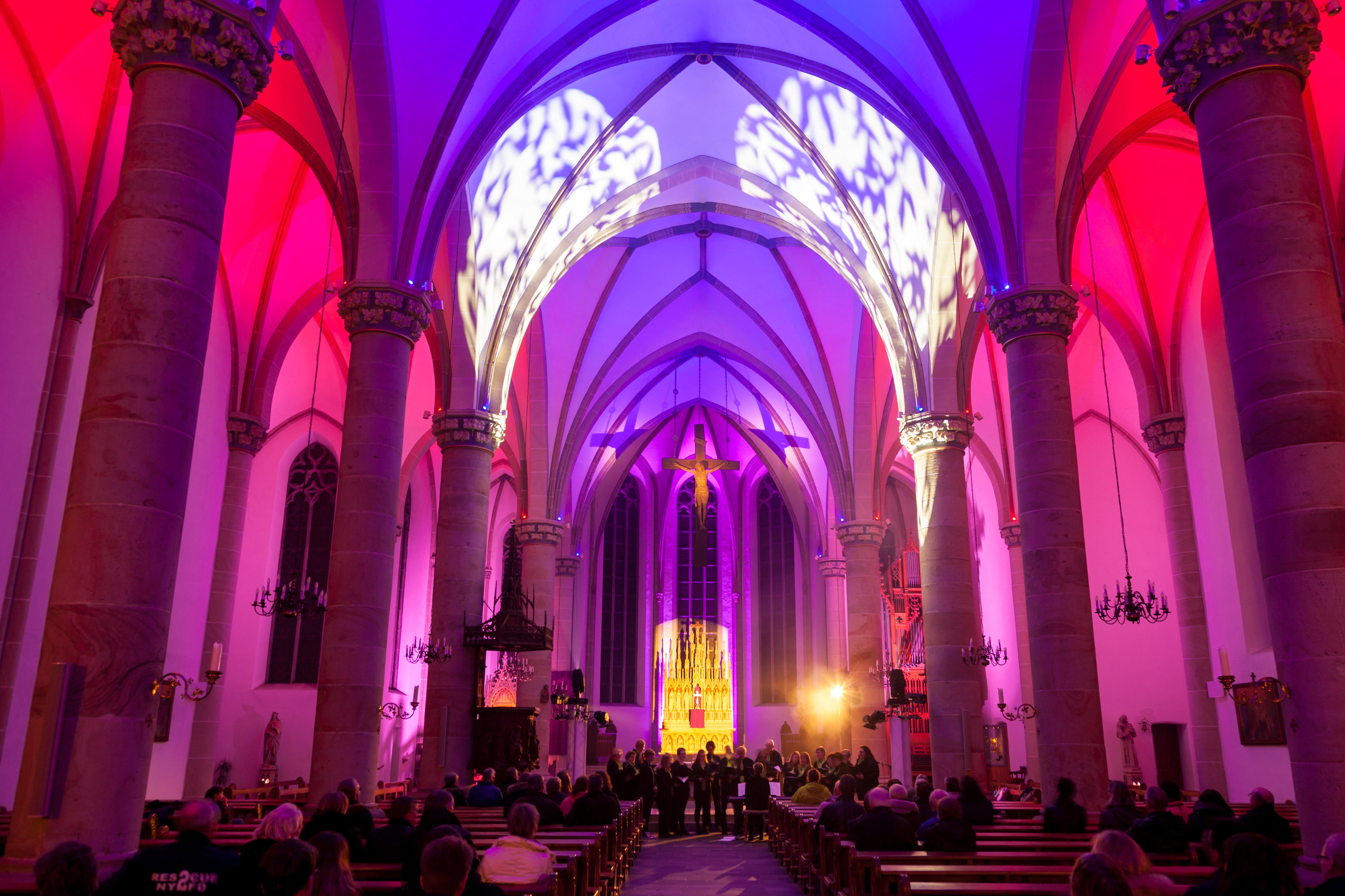 Beleuchteter Innenraum der St. Agatha Kirche Epe während der Nachteinblicke 2018