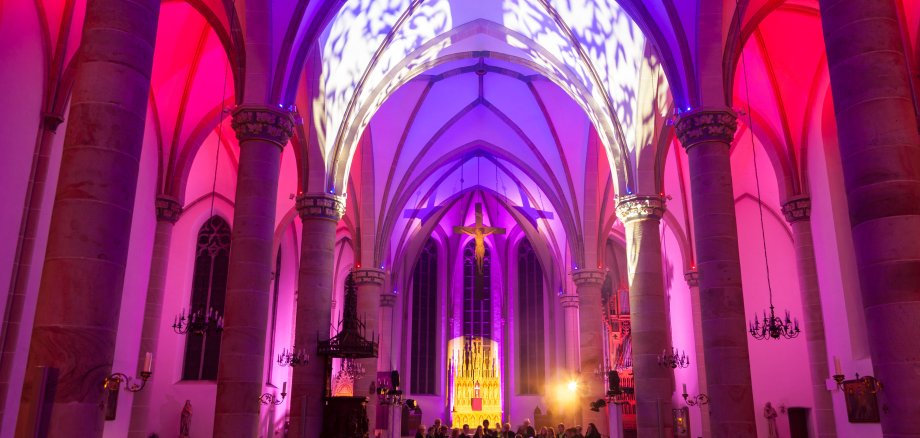 Beleuchteter Innenraum der St. Agatha Kirche Epe während der Nachteinblicke 2018