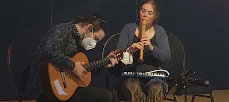 Das musikalische Duo NIHZ (Sanna van Elst und Bobby Rootveld) aus Nordhorn.
