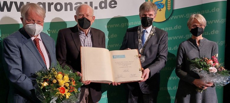 Winfried Nachtwei, Heinz Krabbe, Bürgermeister Doetkotte und Regierungspräsidentin Feller mit dem Goldenen Buch.
