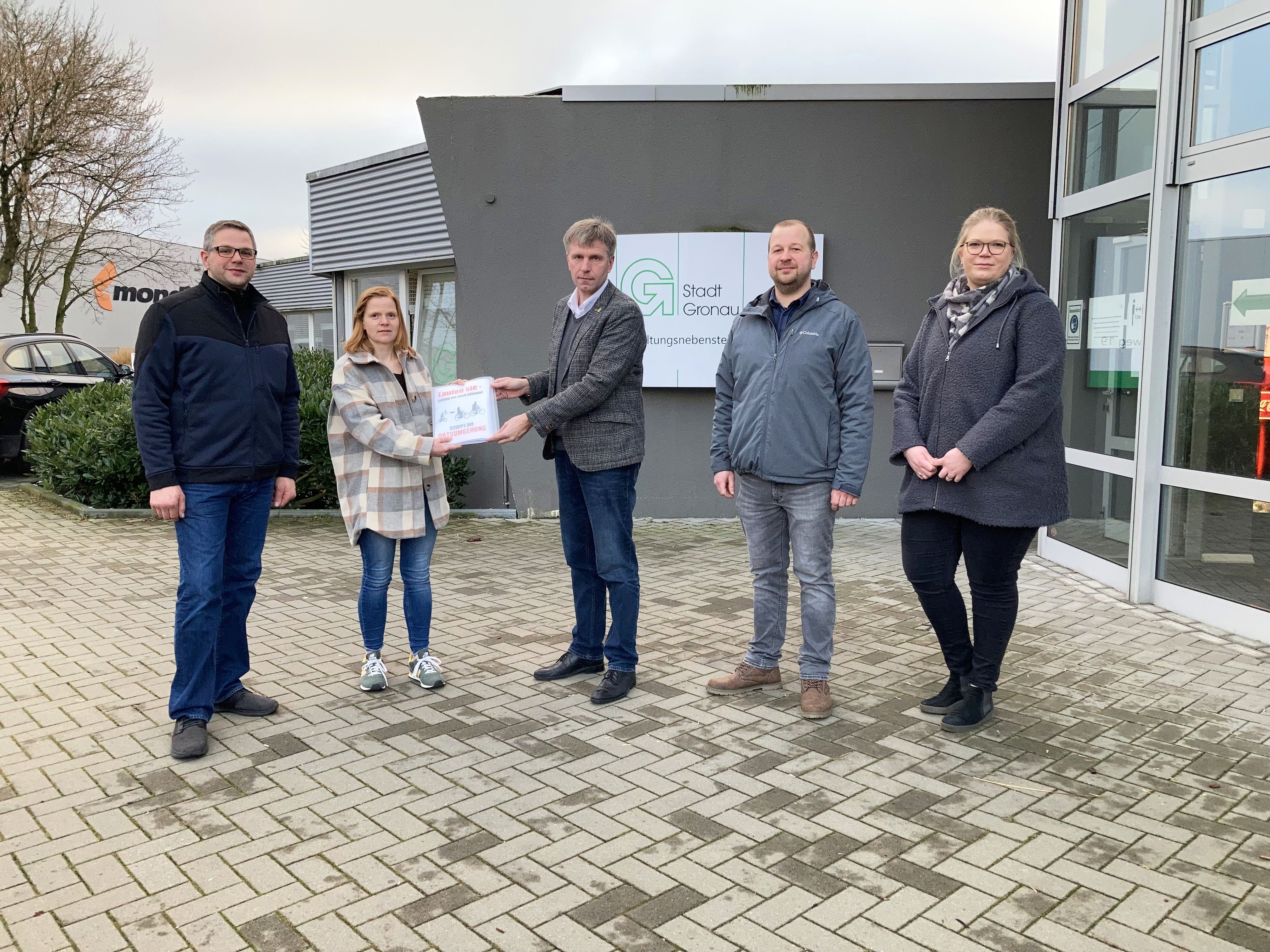 Personengruppe überreicht Unterschriften an den Bürgermeister