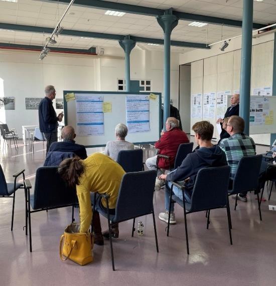 Teilnehmende der Infoveranstaltung in 2021 hören einem Vortrag zu.