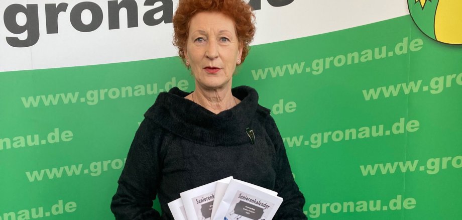 Die Gleichstellungsbeauftragte der Stadt Gronau Edith Brefeld mit den neuen Seniorenkalendern in der Hand.