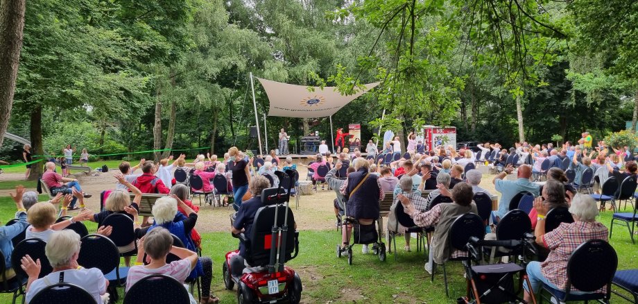 Ein großes Publikum sitzt vor der Waldbühne.