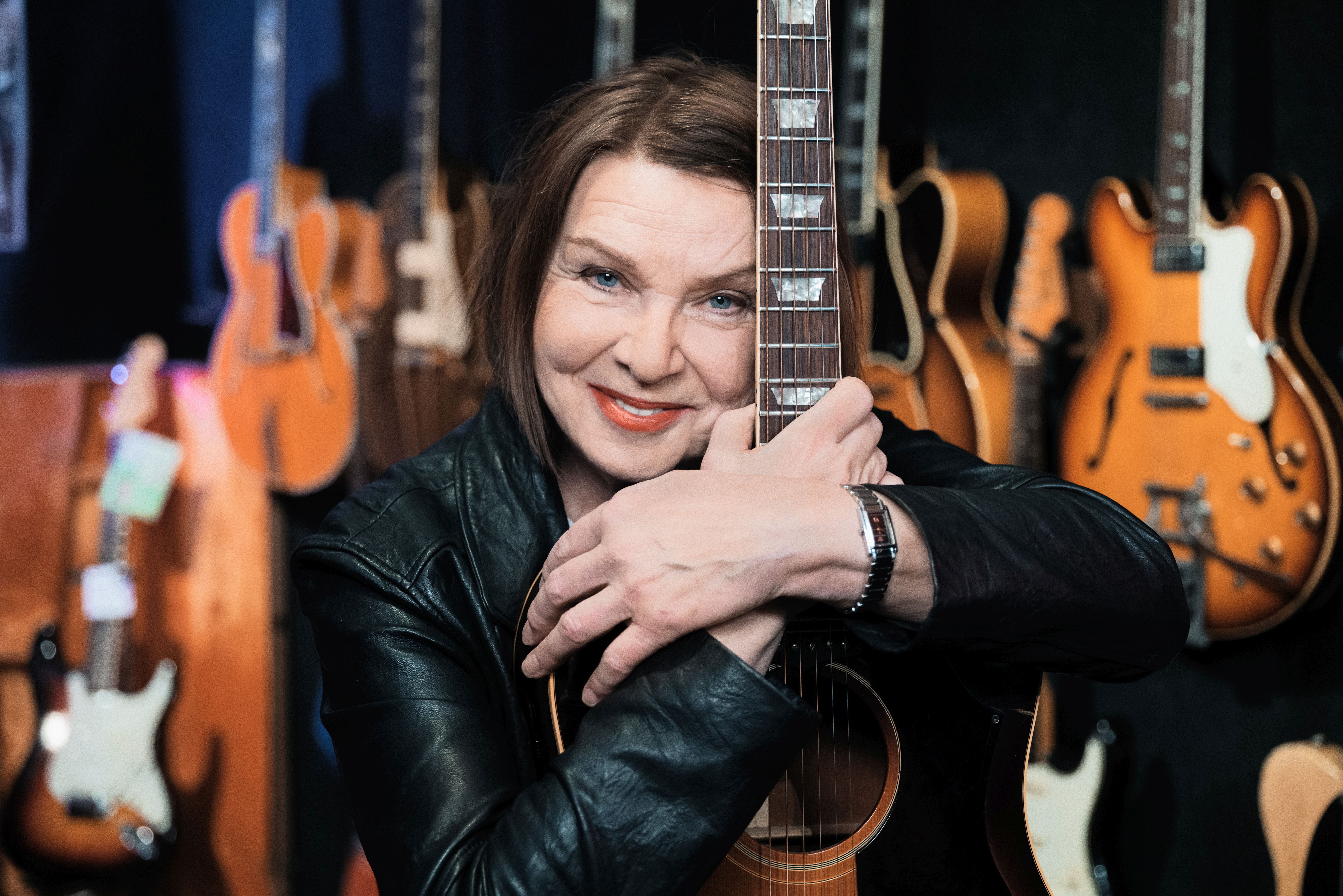 Inga Rumpf mit Gitarre