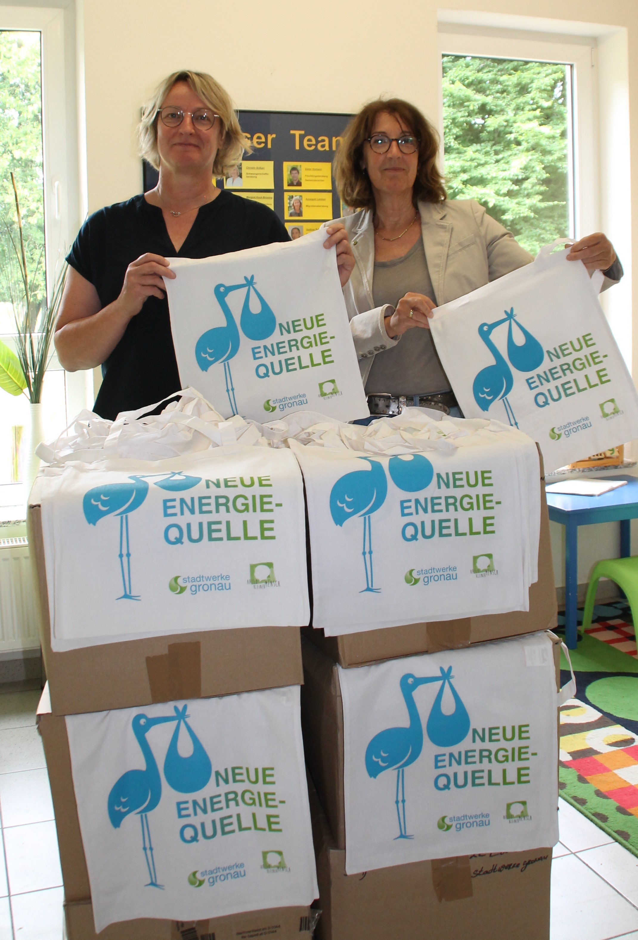 Sylvia Rasokat-Poll (rechts) von den Stadtwerken Gronau und Barbara Haget mit den Willkommenstaschen.