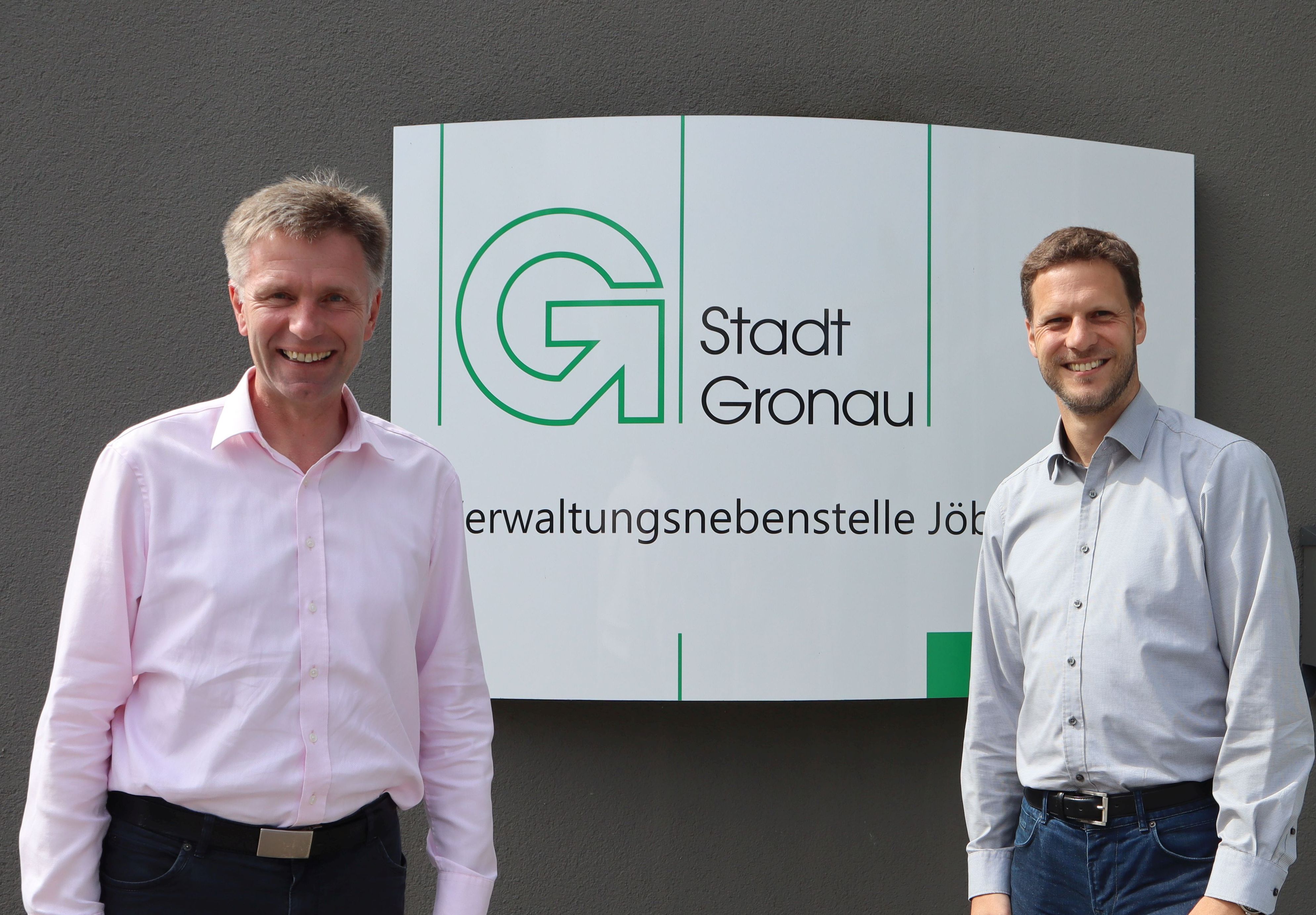 Das Bild zeigt Bürgermeister Rainer Doetkotte mit dem Geschäftsführer der WGG Thorsten Buchholz