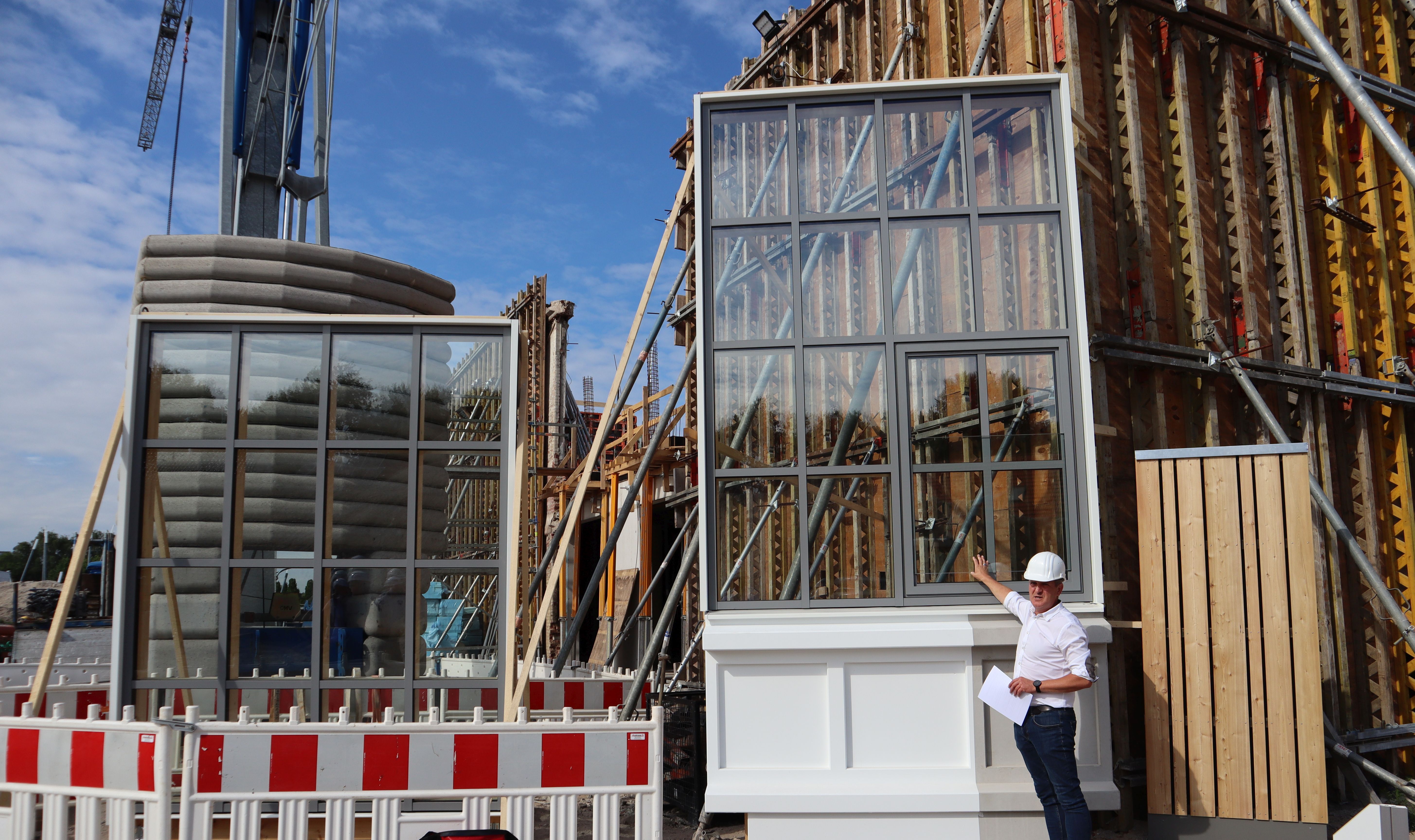 Fensterelemente auf der Baustelle der Weißen Dame