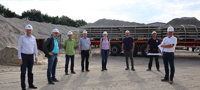 Menschengruppe mit Bauhelmen auf der Baustelle der Weißen Dame