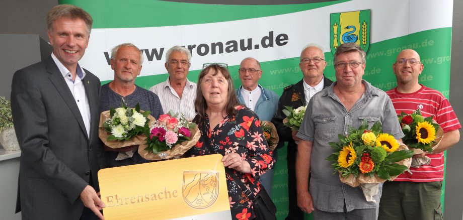 Bürgermeister Rainer Doetkotte mit einer Gruppe von Ehrenamtlichen bei der Überreichung der Ehrenamtskarte